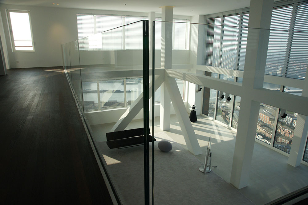 Een balustrade van glas extra ruimte aan uw woning of terras.